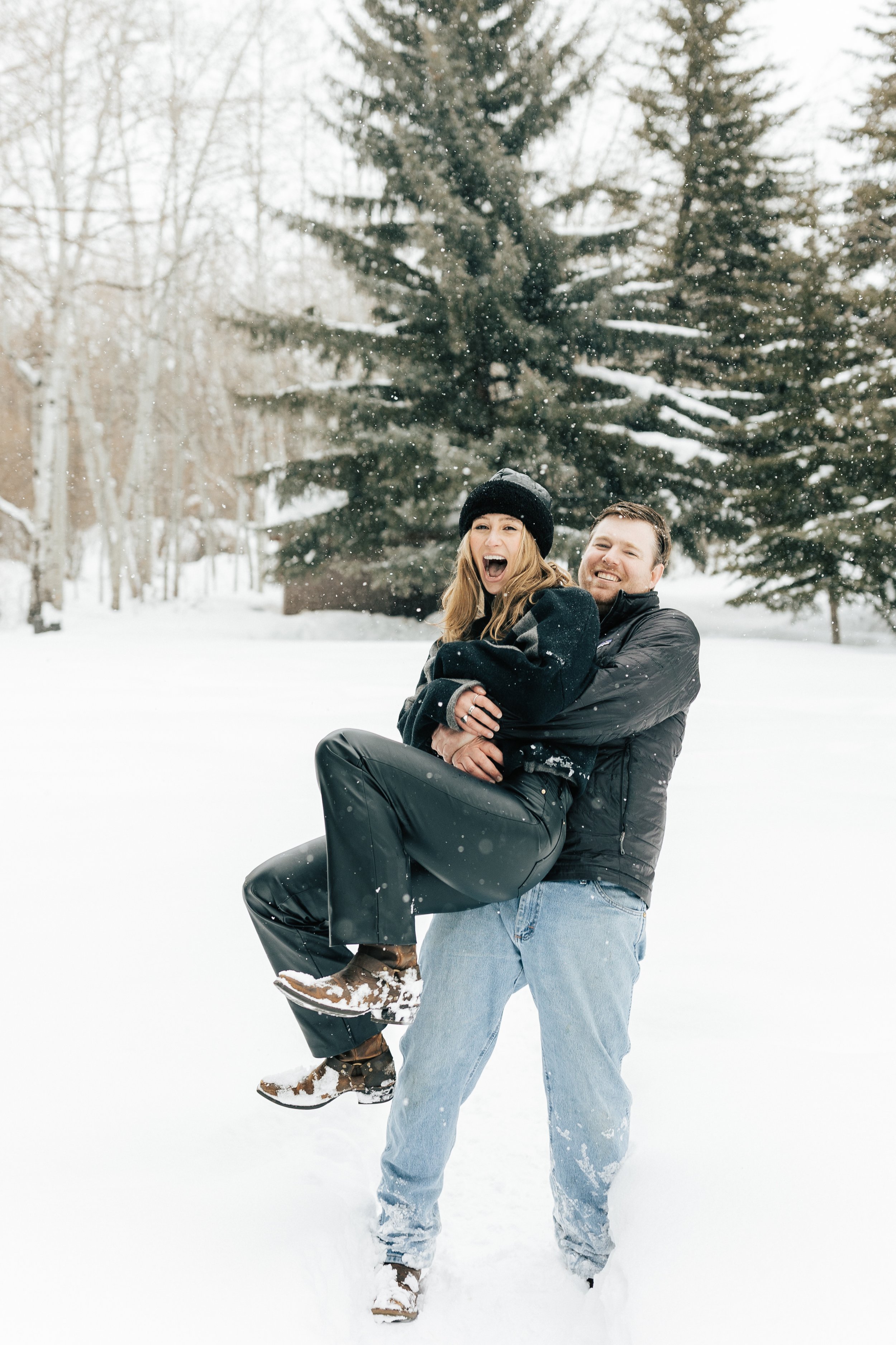  Winter engagement session in Park City, Utah. Boyfriend surprises girlfriend with wedding proposal during a snowy photoshoot. Man proposes to girlfriend. Photoshoot posing ideas. #parkcity #engagements #engagementsessionn #proposal 