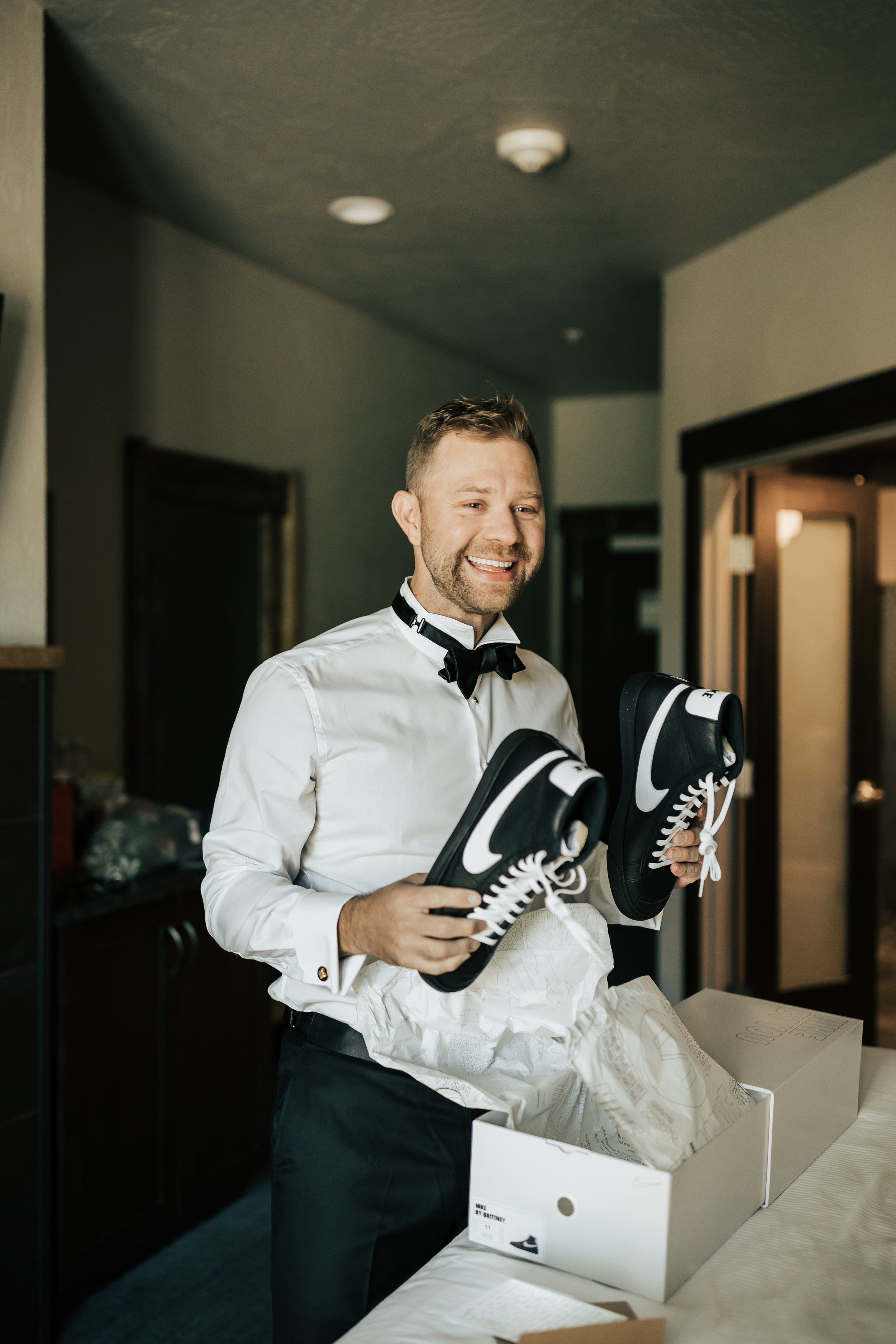  Getting ready photos. Groom gets ready in hotel room before wedding. Groom opens gift from his bride before ceremony. #montanawedding #utahwedding #gettingreadyphotos 