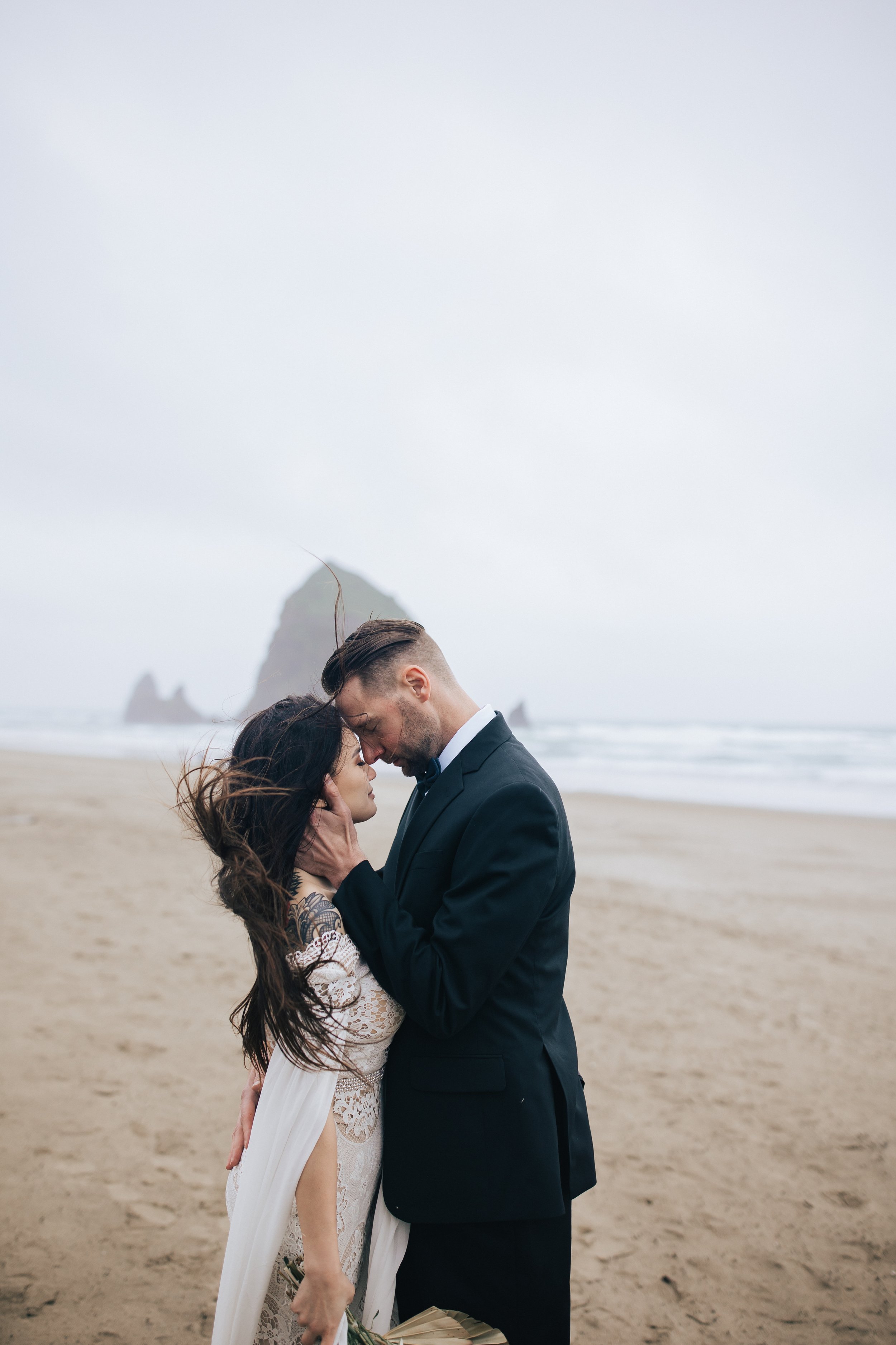  stunning elopement photography by emily jenkins photo in oregon cannon beach elopement photographer elope to Oregon how to elope in seaside OR sandy beach wedding photos boho wedding dress boho elopement in oregon #pnw #pnwwedding #pnwelopement #can