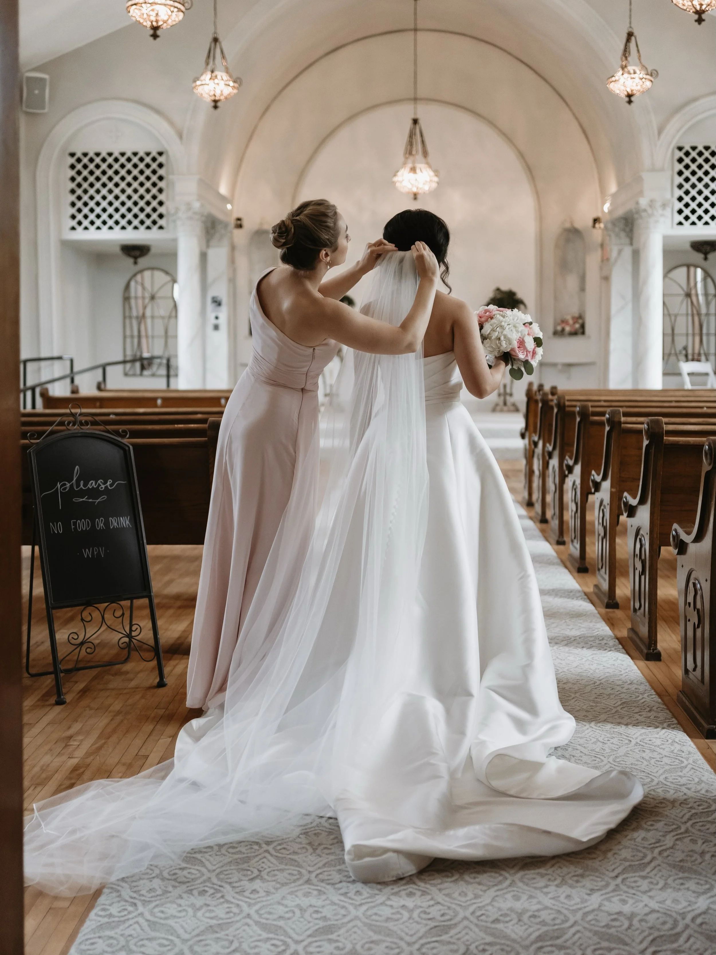 Here comes the Bride 🕊️

Photographer: @maridelightphotography 
Bridal Bouquet: @irisfloral.design 
Planner: @jadedevents_kc 

Chapel Wedding | Kansas City Wedding Chapel | First Look