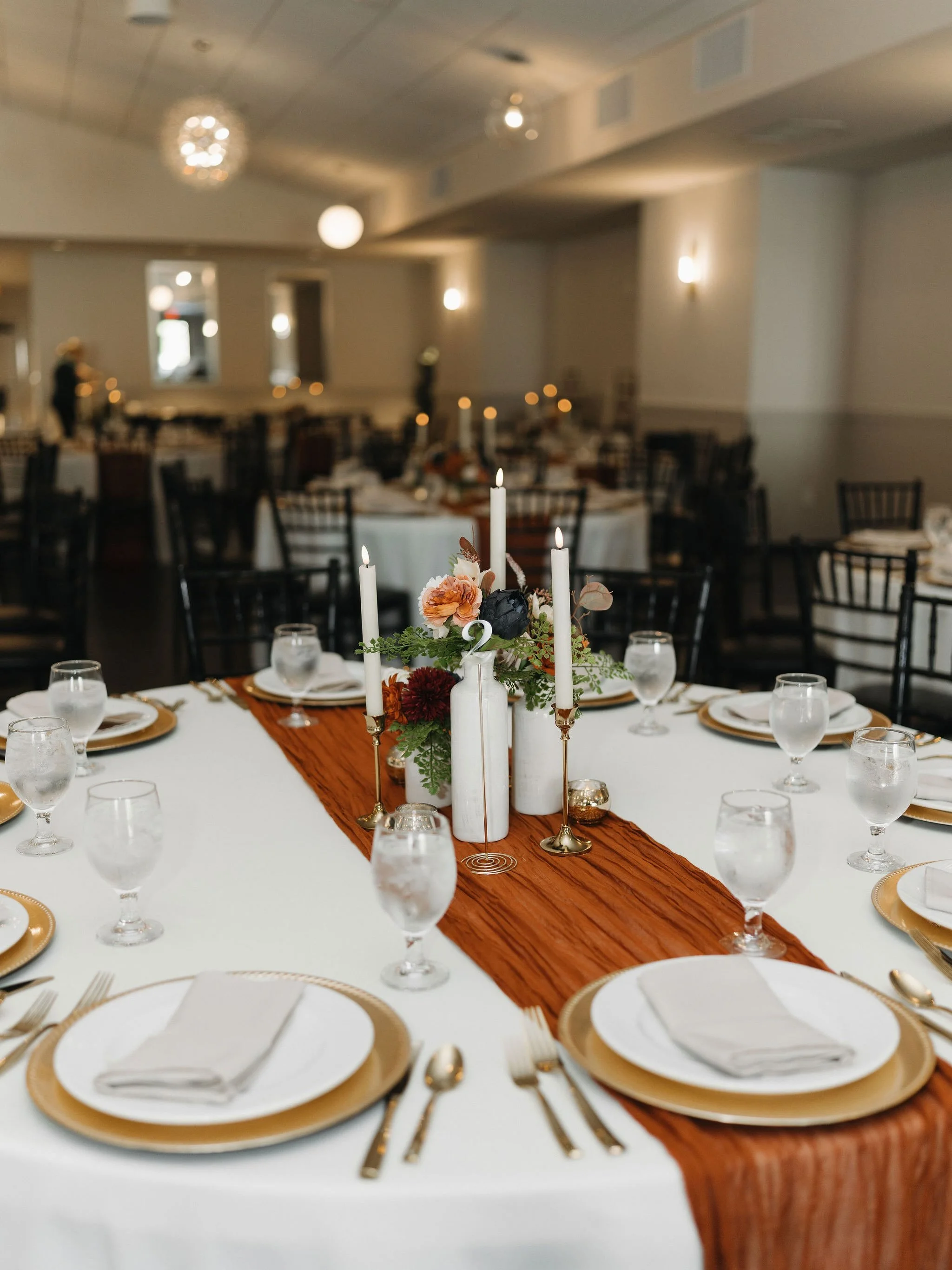 Happy October🧡 we are so excited for a busy fall wedding season! 

Caterer: @joeskc 
Photo: @shelbylaine 
Video: @middlehouseco 
DJ: @elevatedjs 
Coordinator: @jadedevents_kc 
Tablescape decor &amp; florals: @warrenplacevenue