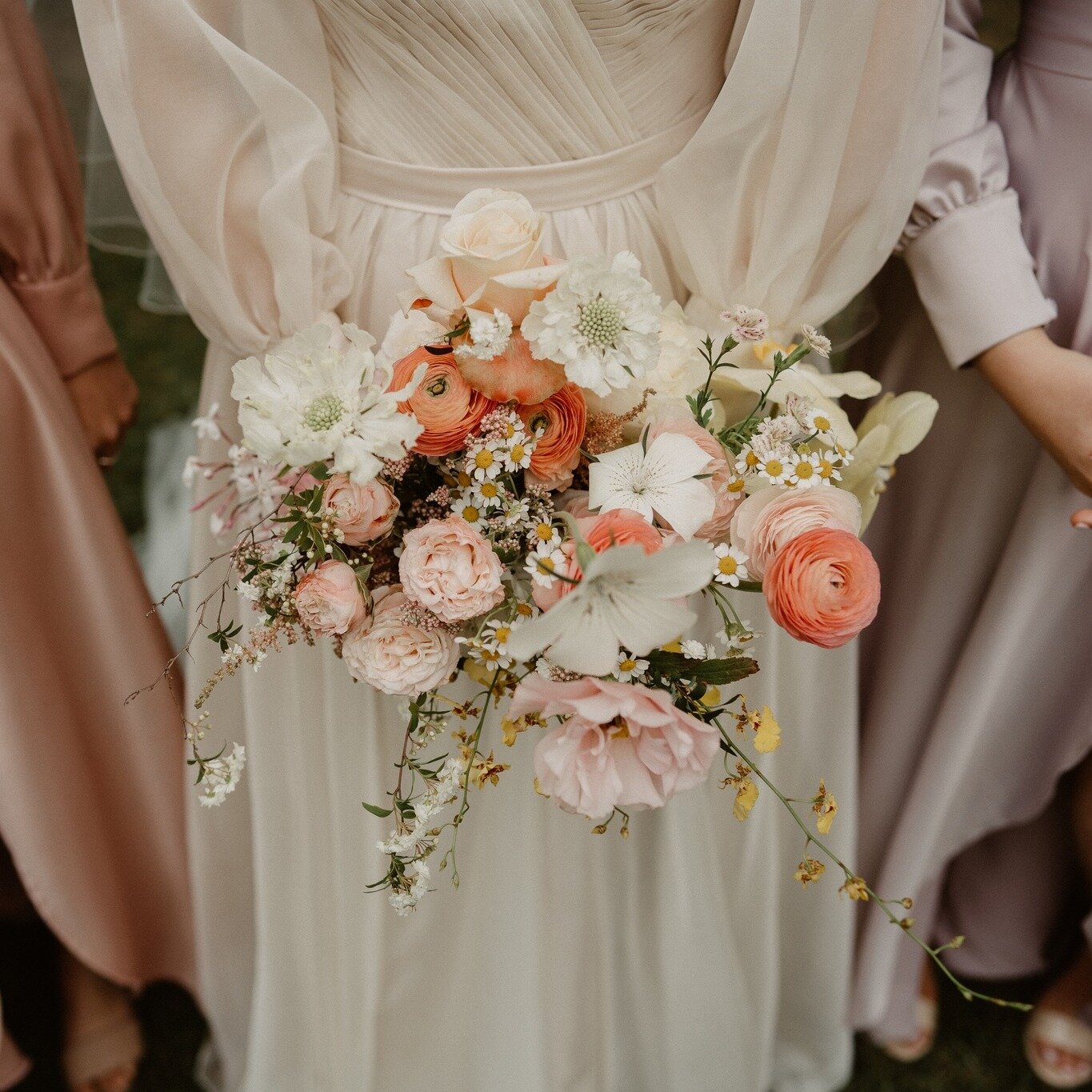 💍✨ Celebrating Love in Full Bloom 🌸💖 CAMILLA &amp; ANDY

Venue: @montpelliersa 
Florist: @anliwahlfloral 
Lighting: @inandoutevents 
Photographer: @hewittwrightweddings 
Dress Designer: @robynrobertsbridal 

#SpringWedding #LoveInBloom #NewBeginni