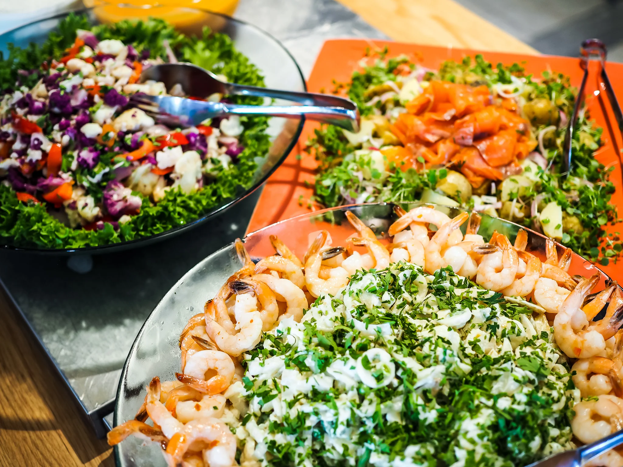 Väinön salaattipöytä vie makumatkalle. Kuvassa merellinen perunasalaatti ja scampi-pastasalaatti.