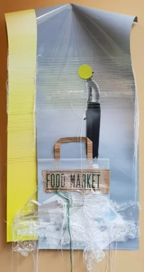 Kaphéine Marché à Nu, 2019 Collage ; Photo imprimé sur papier backlit, photo magazine, papier, plastique, couture, broderie 92cm x 46cm