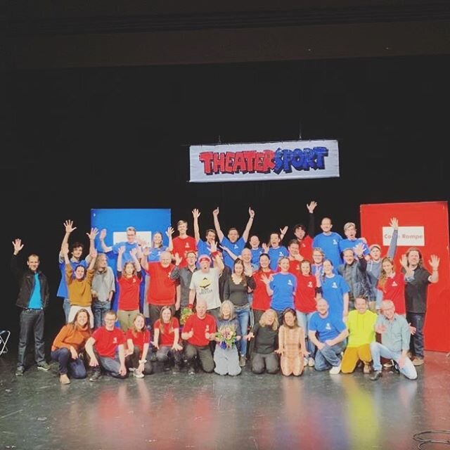 30 Jahre Theatersport in T&uuml;bingen! Was f&uuml;r ein wundervolles Team und was f&uuml;r ein grandioser Jubil&auml;umstag! In ganz T&uuml;bingen wurde improvisiert und am Ende das gro&szlig;e Finale im @landestheatertuebingen. Ich bin so gl&uuml;c