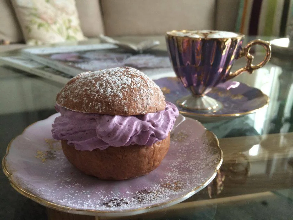 Chokladsemla med blåbär &amp; kardemummagrädde
