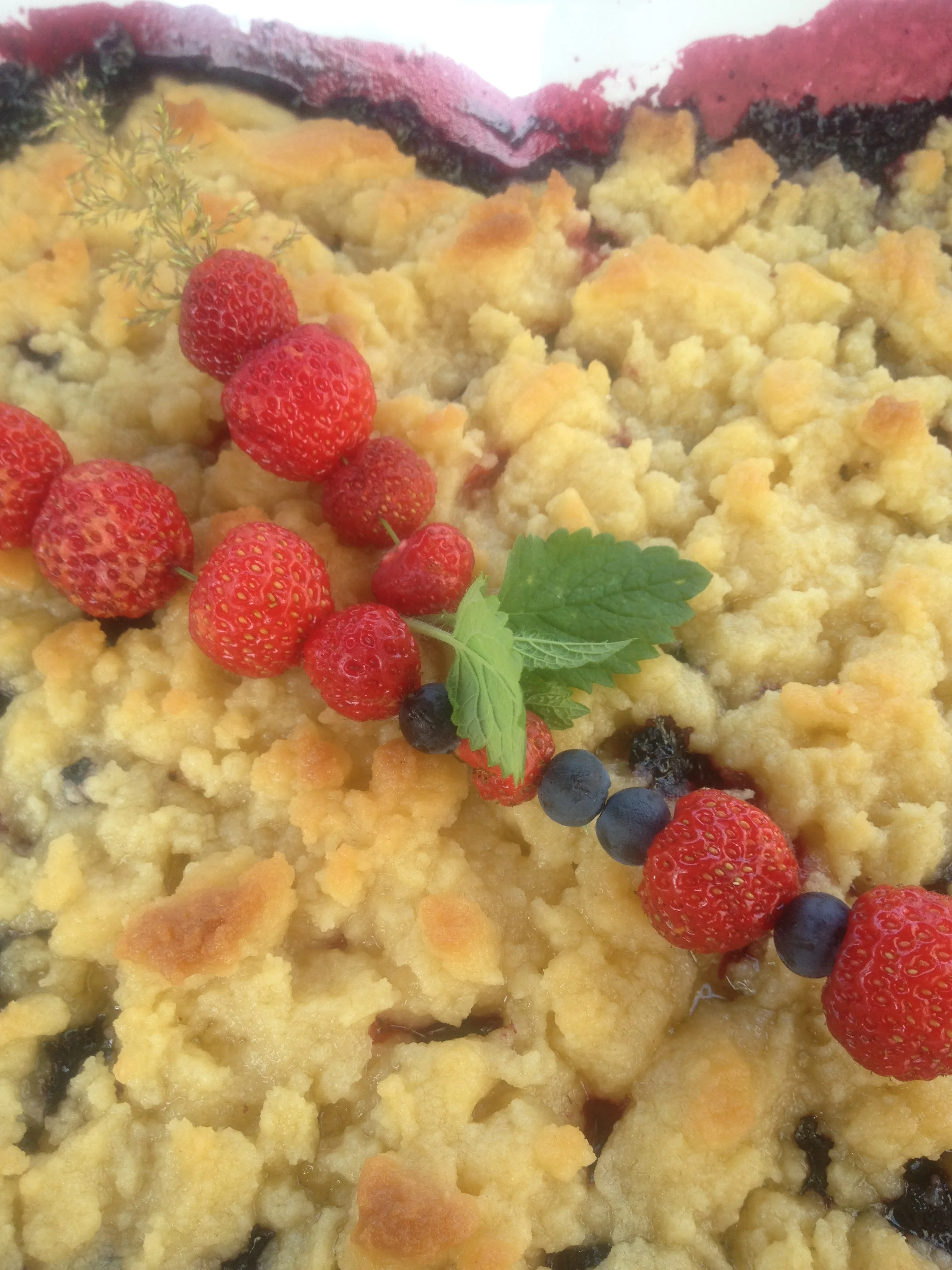 Blåbär &amp; jordgubbspaj med mandelmjöl