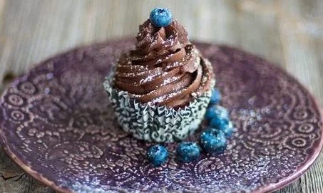 En fröjd att bjuda på chokladcupcake med blåbär
