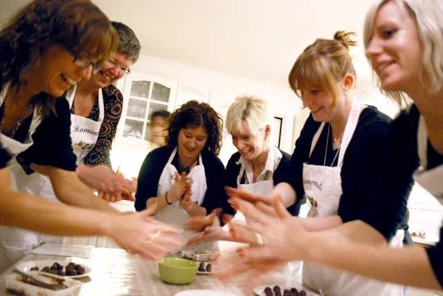 Tillverka praliner med dina vänner till Påsk
