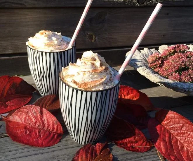 En kopp varm choklad i höstsolen