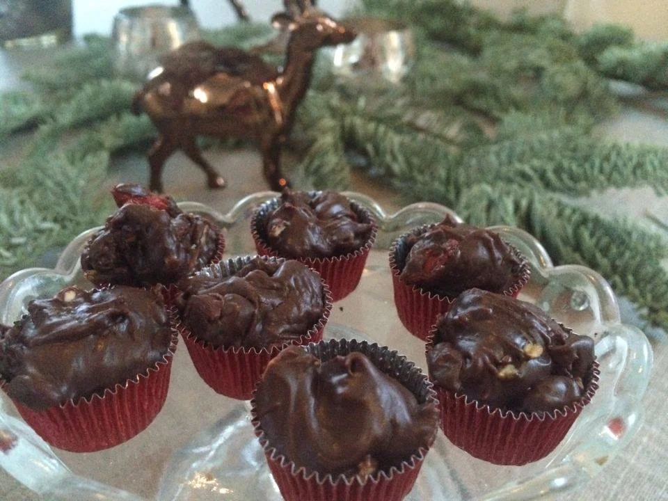 Mörk härlig chokladfudge med torkade bär och nötter