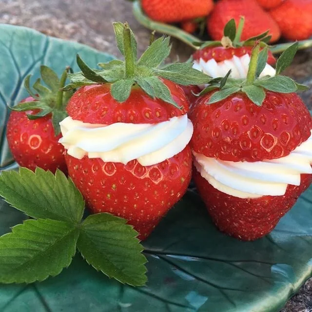 Denna underbara jordgubbssäsong. Här har jag fyllt  jordgubbar med vit choklad och mascarpone. Den osten g&aring;r utmärkt stt spritsa vackert och är supergod med bär. #chokladförsjälen#dessert#efterrätt#jordgubbar#bakblogg#baktips#choklad#ma