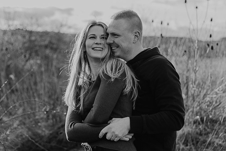 Liebe zeigt sich in so vielen Facetten - in einem z&auml;rtlichen Blick, in einem echten Lachen, oder in einem Moment voller Farben und Lebendigkeit.

Diese drei Bilder erz&auml;hlen einen Geschichte: 
Von N&auml;he, Vertrautheit und der Magie des Au