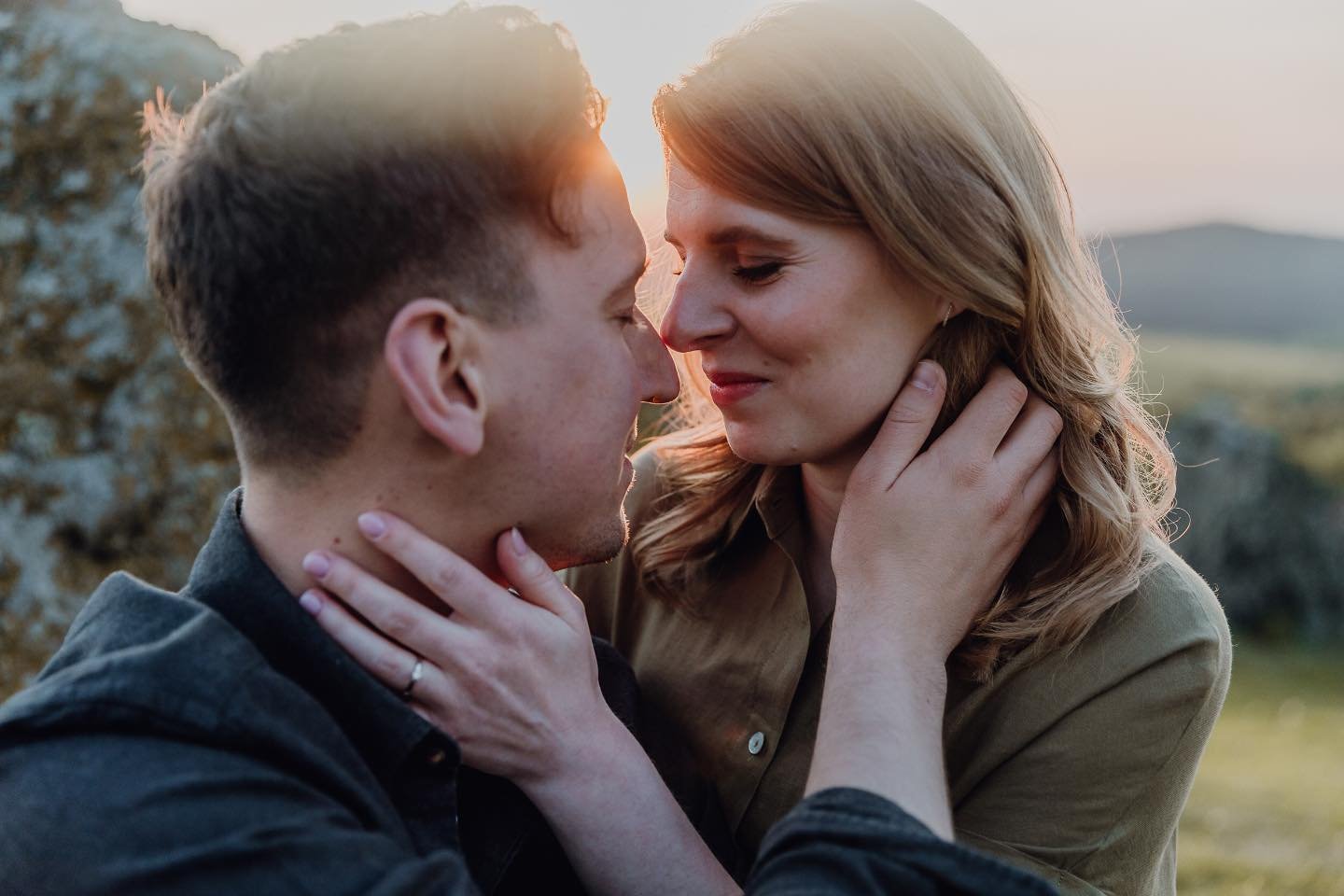 Liebe braucht keine gro&szlig;en Worte. Sie zeigt sich in den kleinen Gesten, in einem sanften Blick, in der Ber&uuml;hrung, die sagt: Ich bin hier.

Genau diese echten, ungestellten Momente liebe ich. Wenn zwei Menschen sich einfach nur sp&uuml;ren,