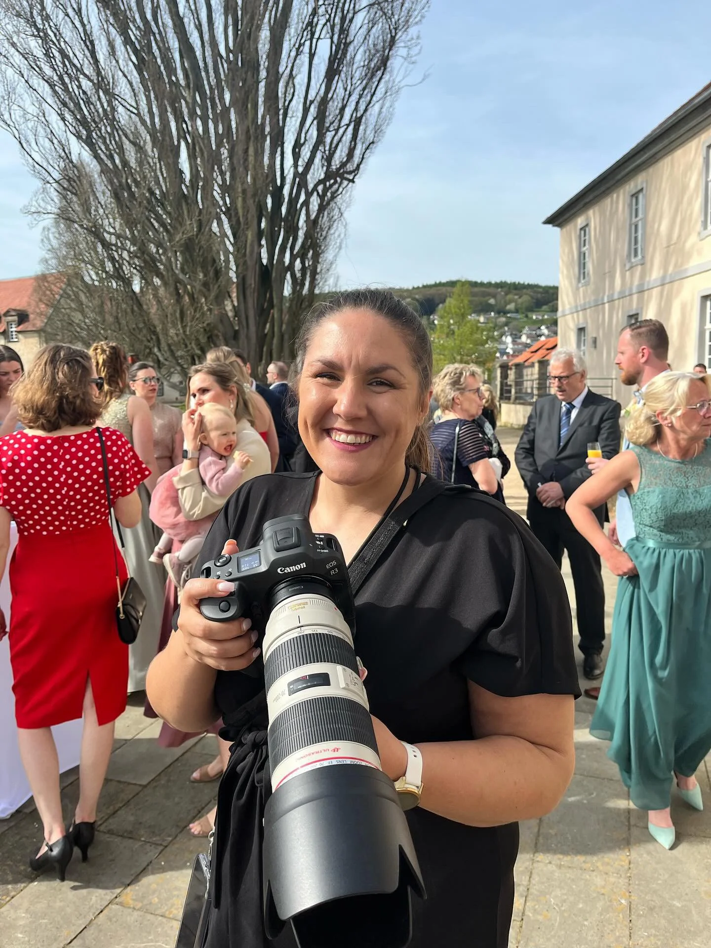 Anne Günst auf einer Hochzeit mit Kamera
