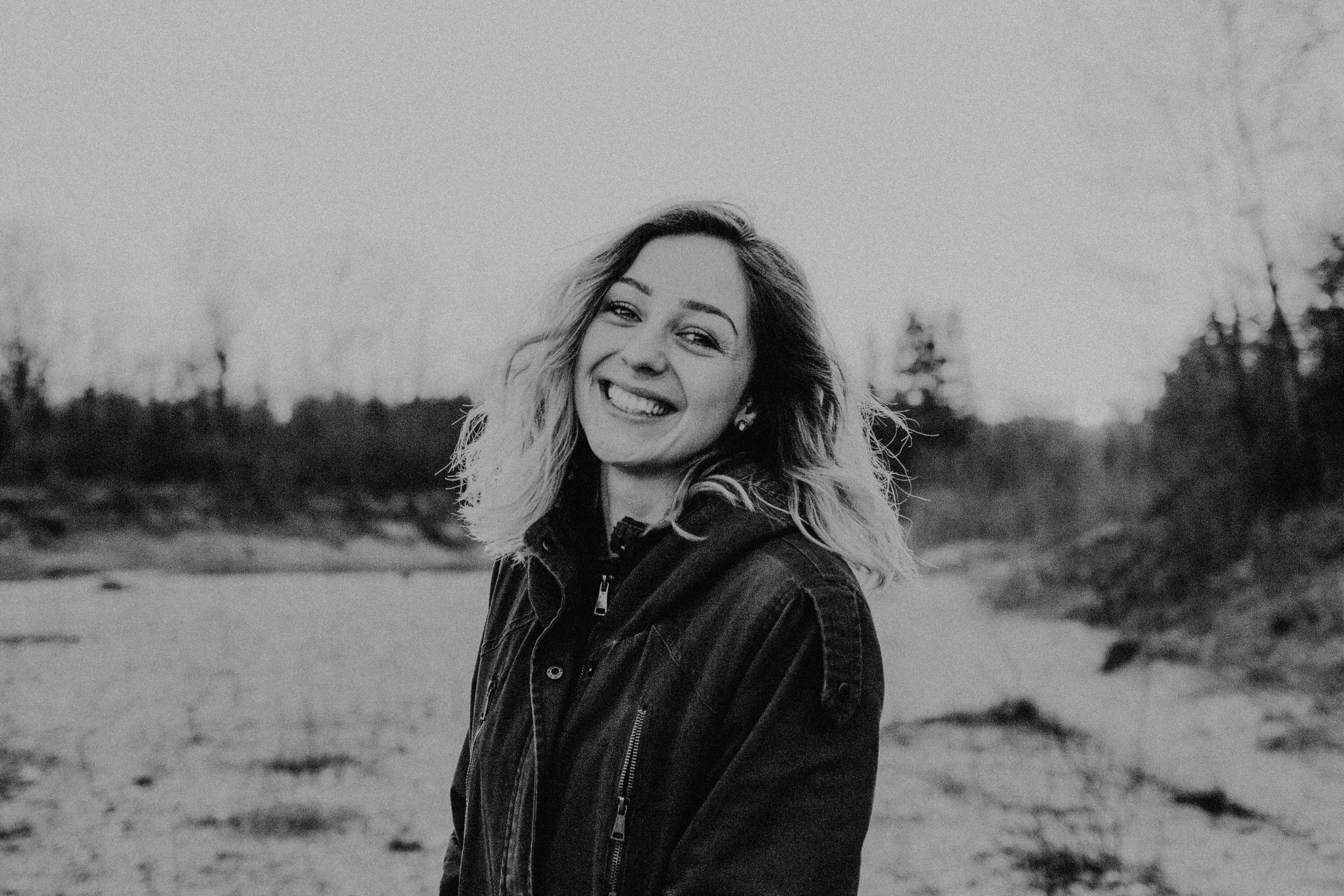 CLARA Ich würde sagen, jeder braucht in seinem Leben einen Menschen wie Alessia. Sie ist ein ganz wundervolles Mädchen, das in den Herzen um sich herum kleine Lichter zum Leuchten bringt. Alessia kennt mich nicht lange, jedoch weiß sie vieles über mich. Sie schätzt meine Fähigkeiten, meine Stärken mein Ich. Sie definiert die Menschen nicht nach ihrem Beruf, ihren Begabungen und schon gar nicht nach ihrem Aussehen. Was für Alessia bedeutend ist, ist Ehrlichkeit und Ausstrahlung. Ich begegne Alessia als eine liebenswerte und herzoffene Frau, die immer mehr einzig und allein für das lebt, was sie erfüllt. Sie geht achtsam und liebevoll mit sich selbst um und inspiriert und bereichert dadurch auch ihre Umgebung. Bei manchen Menschen spürt man, dass man jemanden kennengelernt hat, der nicht mehr aus dem eigenen Herzen verschwinden wird. Ganz unabhängig davon wie weit man von einander entfernt wohnt oder wie oft man sich begegnet. Darum ist ein Platz in meinem Herzen für unbegrenzte Zeit reserviert. Auf den Namen Alessia.