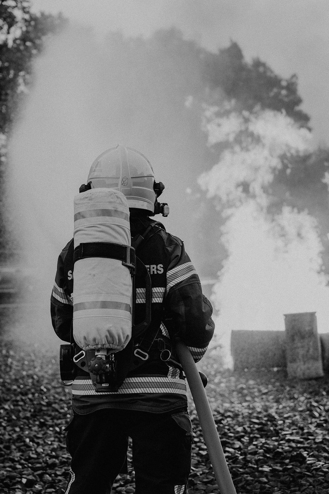 pompier-face-aux-flammes-formation-feu-nonante-ch.jpg