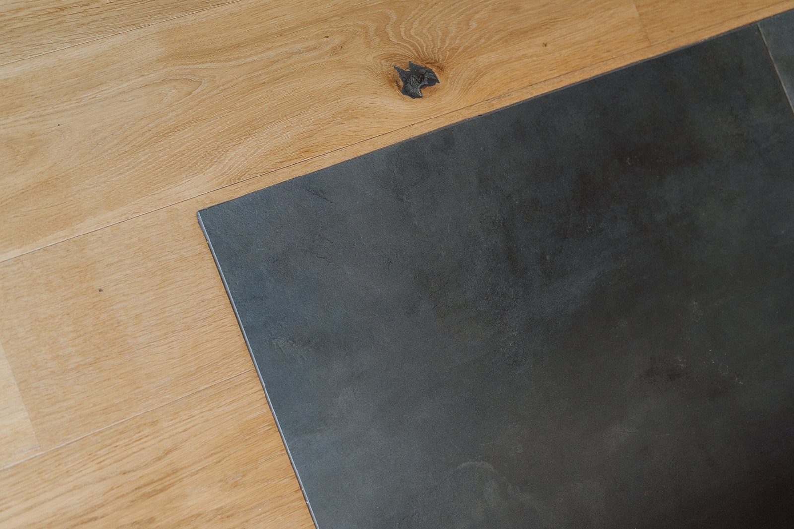 projet-nouveau-refuge-detail-materiaux-parquet-et-pierre-peseux-laselectionlfdc-com-nonante-ch.jpg