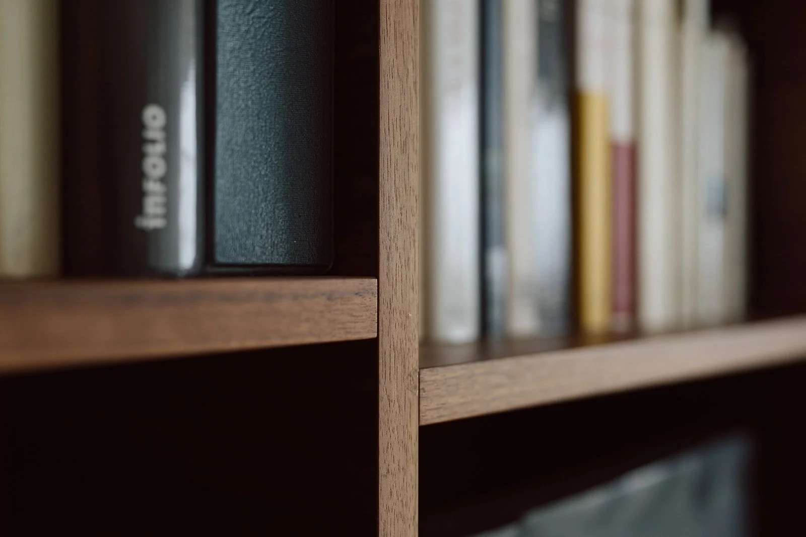 projet-nouveau-refuge-detail-etageres-bibliotheque-bois-noyer-peseux-laselectionlfdc-com-nonante-ch.jpg