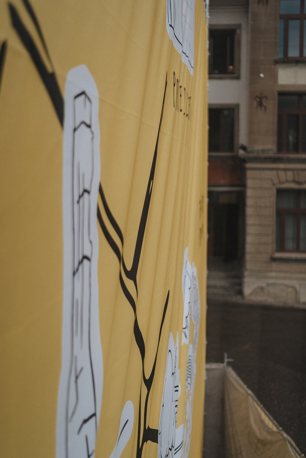 detail-bache-chantier-avenches-graphisme-signaletique-nonante-ch.jpg
