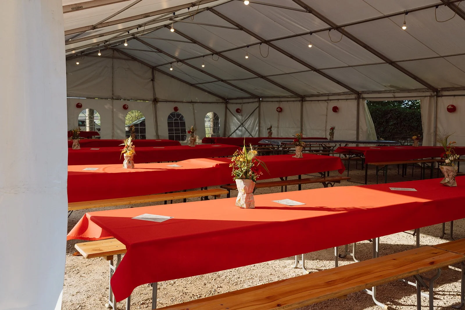 fete-nationale-1er-aout-avenches-tables-decoration-2026-nonante.ch.jpg