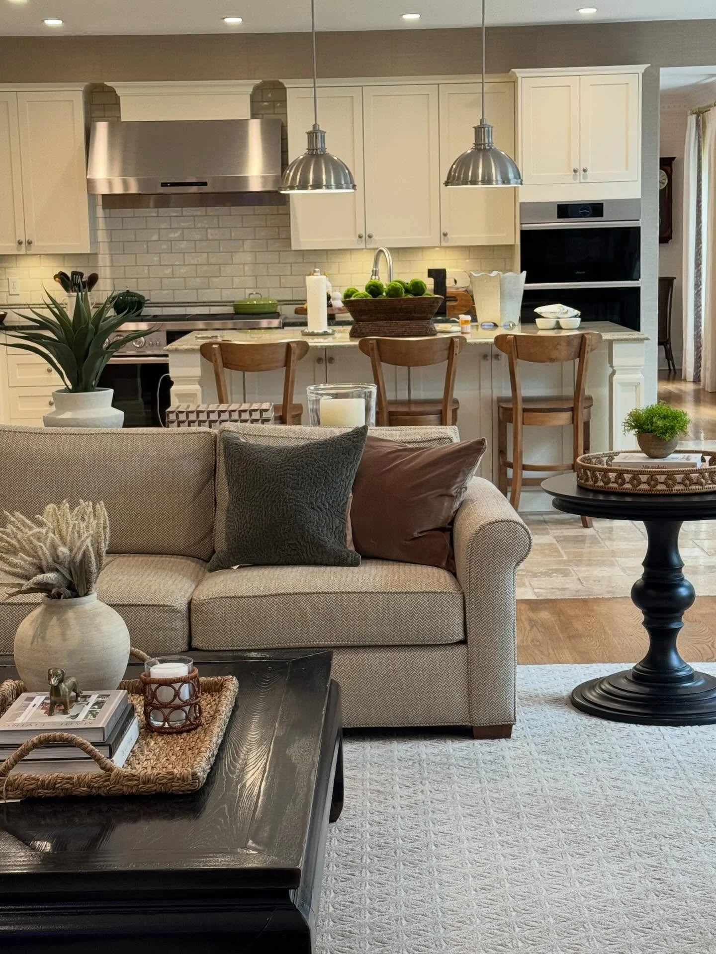 The Holidays Are Upon Us

To get this Client guest ready, new pillows, accessories and some fun new finds were added to complement her already beautiful home.  The result, a cozy and inviting space for turkey, football and beyond!

💙Layer Pillows in