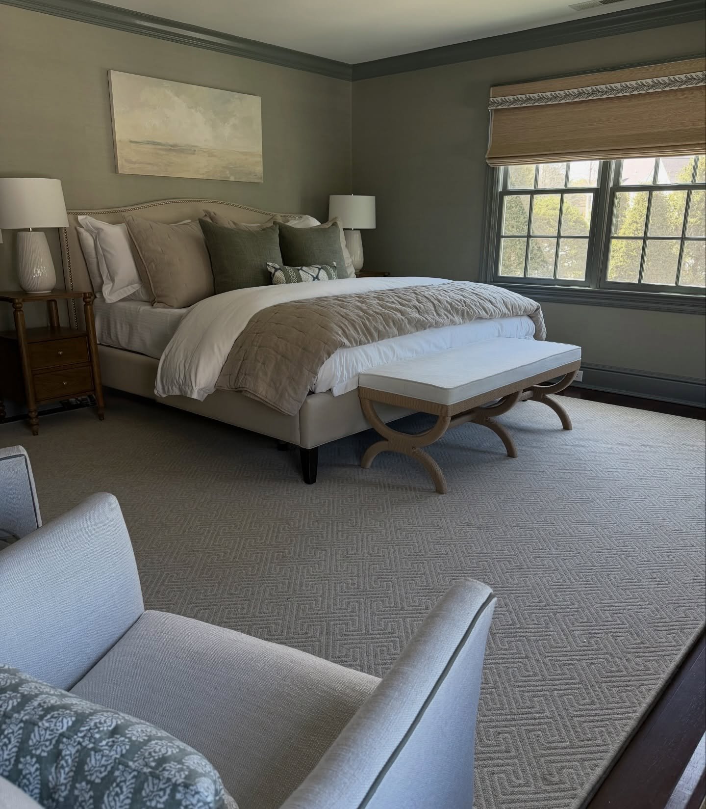 There&rsquo;s something about texture that instantly makes a space feel like home 🤍

This room is layered in warmth, starting with the natural grasscloth wallpaper&mdash;its subtle variation and organic texture bring depth and softness to every wall