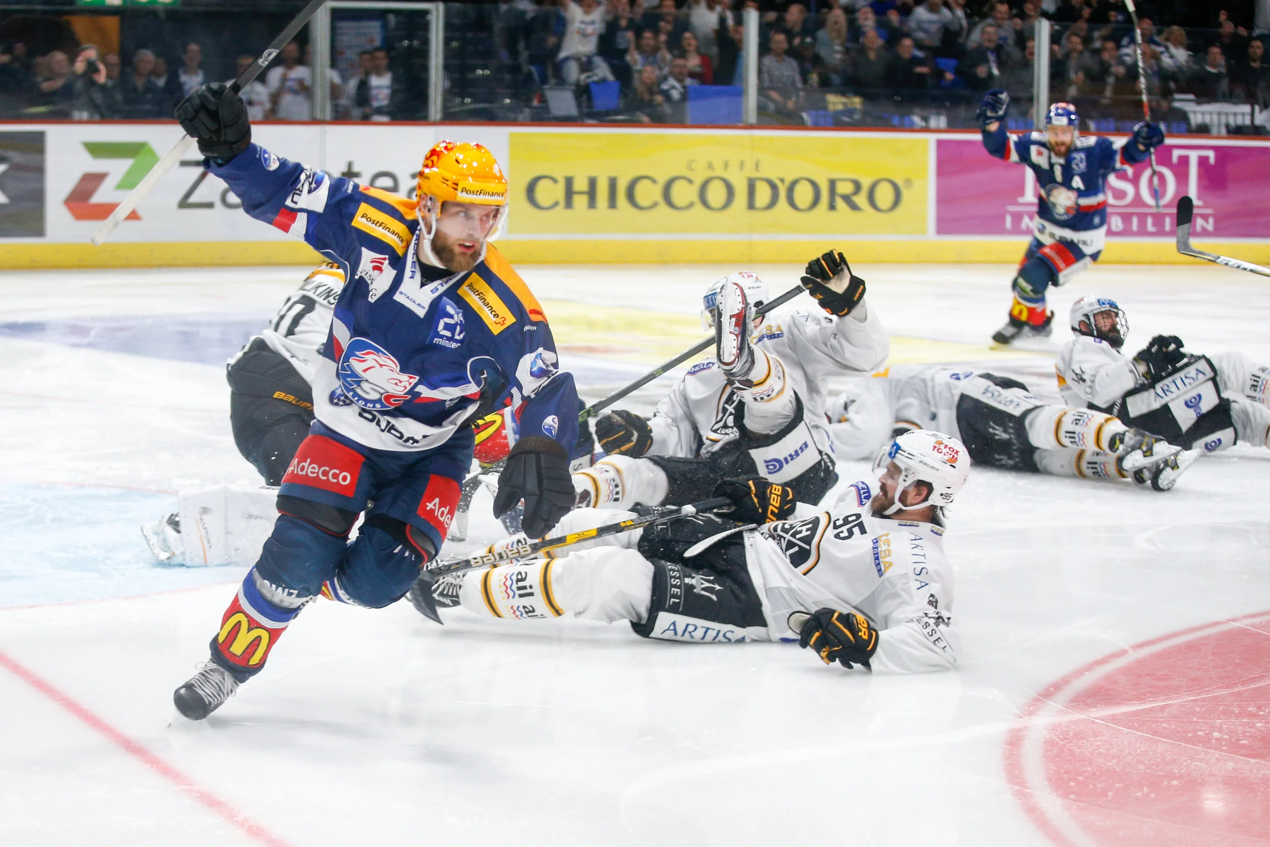 Fredrik Pettersson (Nr. 71, ZSC Lions) bejubelt den frühen Anschluss durch Mike Künzle (Nr. 73, ZSC Lions), die Lugano Abwehr ist geschlagen. (Playoff Final; ZSC Lions - HC Lugano; Spiel 4; Hallenstadion; Zürich; 18. April 2018)