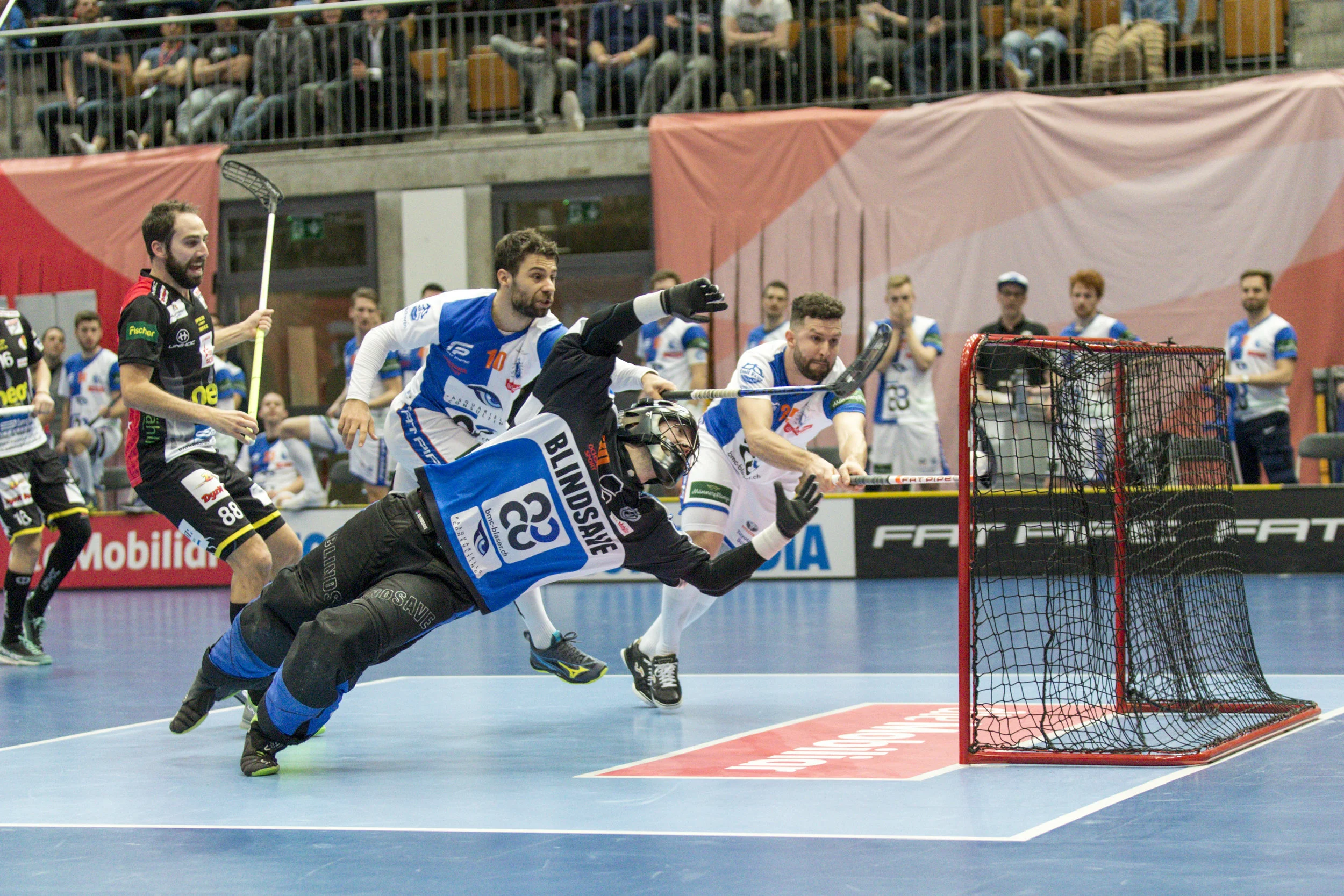 Wankdorf (Bern), 23.02.2019, Unihockey Herren Cupfinal, Unihockey Tigers Langnau - GC Unihockey; Pascal Meier (Nr. 30, GC Unihockey) und Christoph Meier (Nr. 25, GC Unihockey) versuchen den Treffer von Simon Fluehmann (Nr. 88, Unihockey Tigers Langnau) zu verhindern.