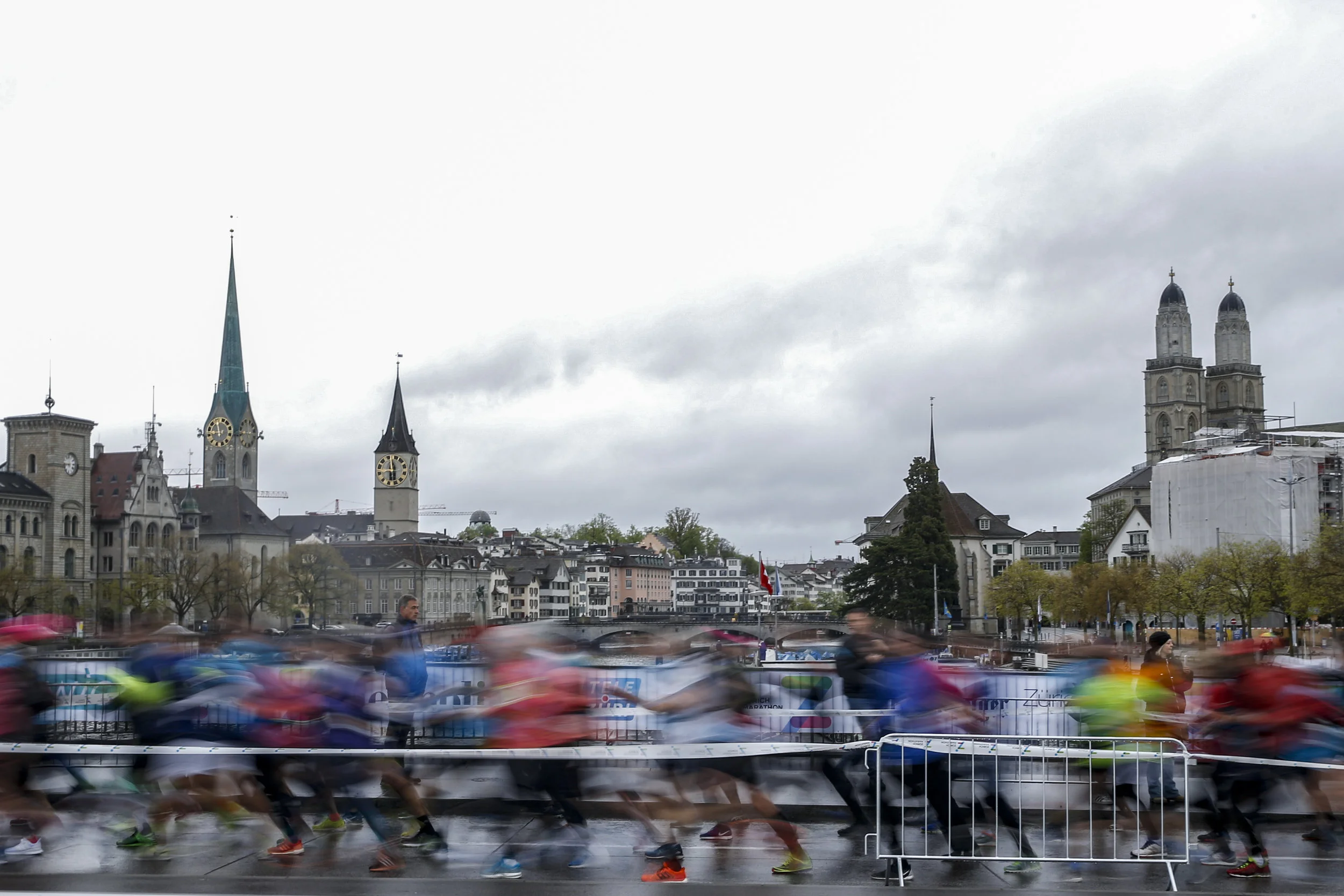 28.04.2019; Zuerich; LEICHTATHLETIK; Zuerich Marathon 2019; Uebersicht Laeufer auf der Quaibrücke vor der Kulisse der Stadt Zuerich. (Claudio Thoma/freshfocus)