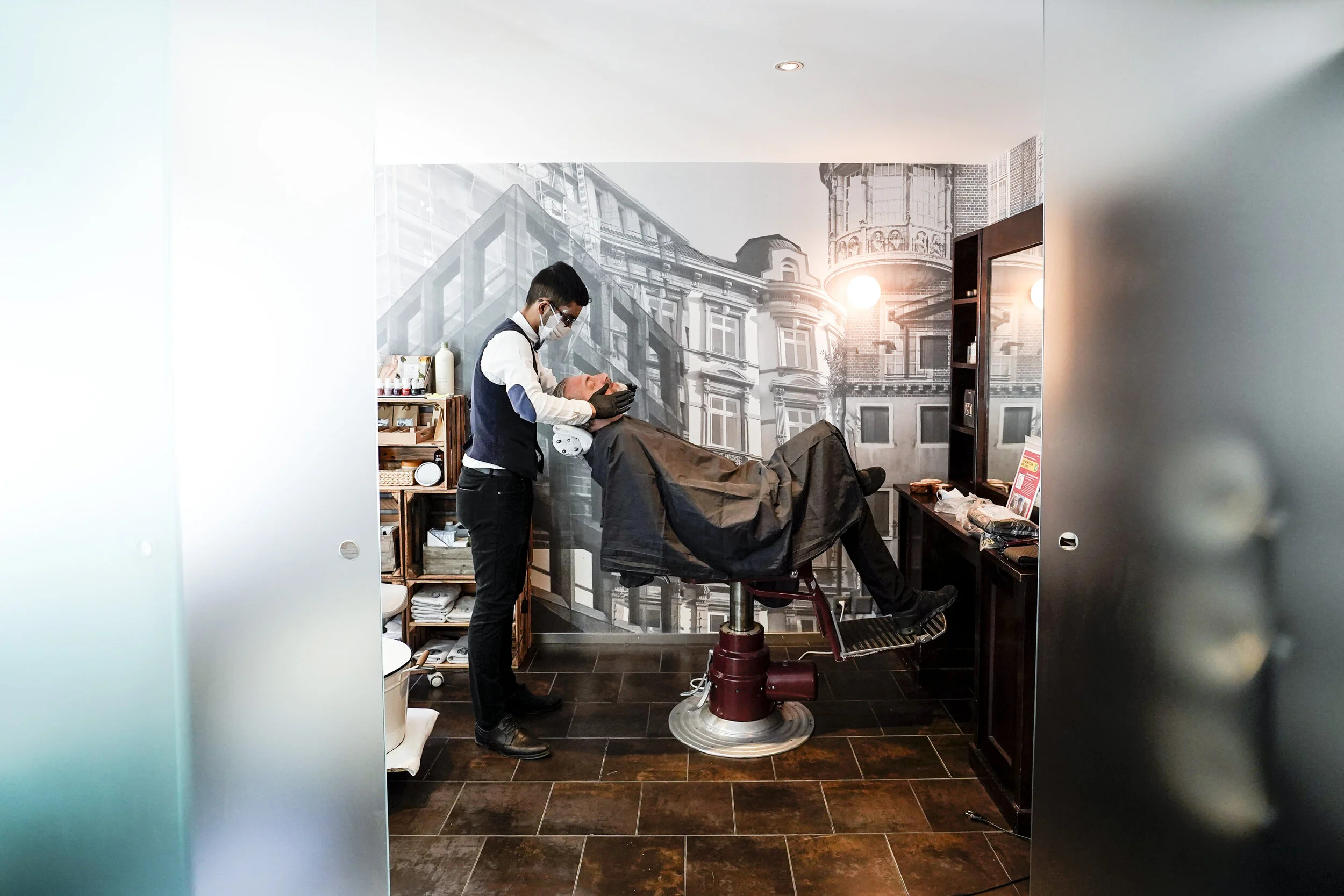  27.04.2020; Zuerich; Bei der ersten Lockerung des Lockdowns gegen das Coronavirus durch den Bund am 27. April duefen Coiffeure ihre Geschaefte wieder oeffnen. The Barber Shop und Aveda Salon von Eddine Belaid in Zuerich. Seperater Raum fuer Risikopa