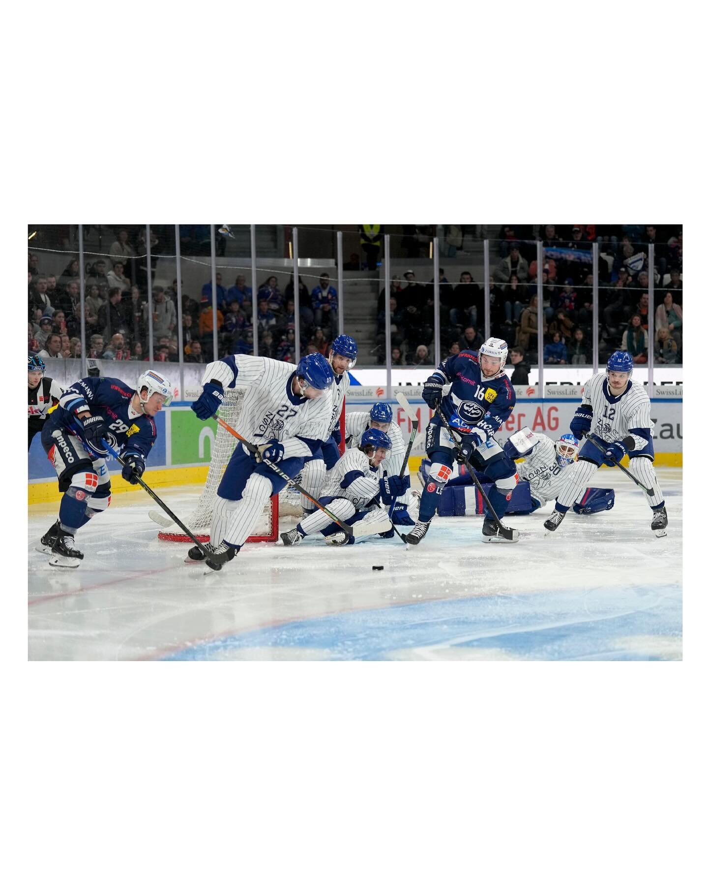 How to fit a whole line almost in a goal (and a photo)
Almost as tight as the first frame, todays sunday game endet 5:4. 

#zsc #zsclions #hcap #ambri #eishockey #icehockey #nationalleague #hockey #freshfocus #sportsphotography #hockeysgreatestphotos