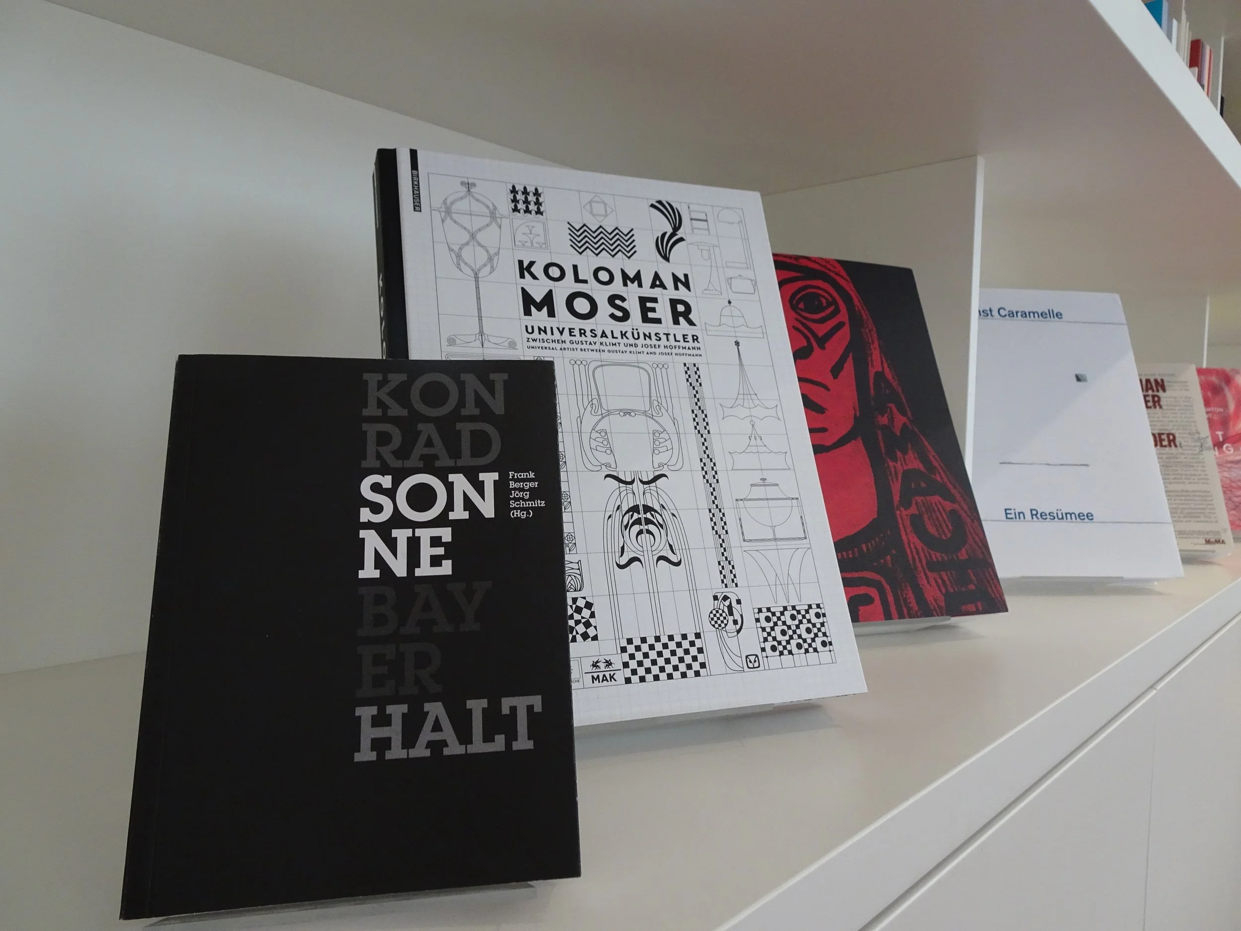 Prämiertes Buch KONRADSONNEBAYERHALT im Museum der Moderne Salzburg