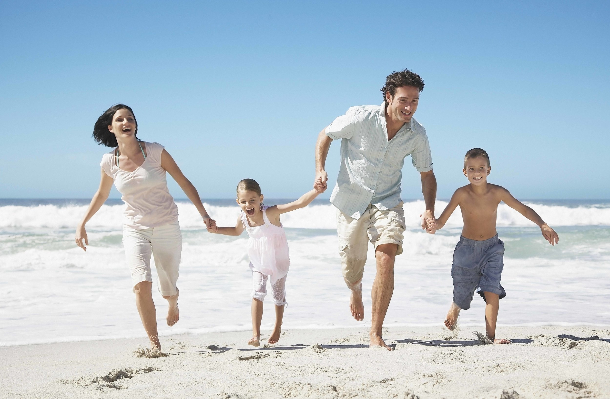 Идеальную 7. Семья со счастливым ребёнком. Ребенок в семье. Семья на пляже. Счастливая семья на море.