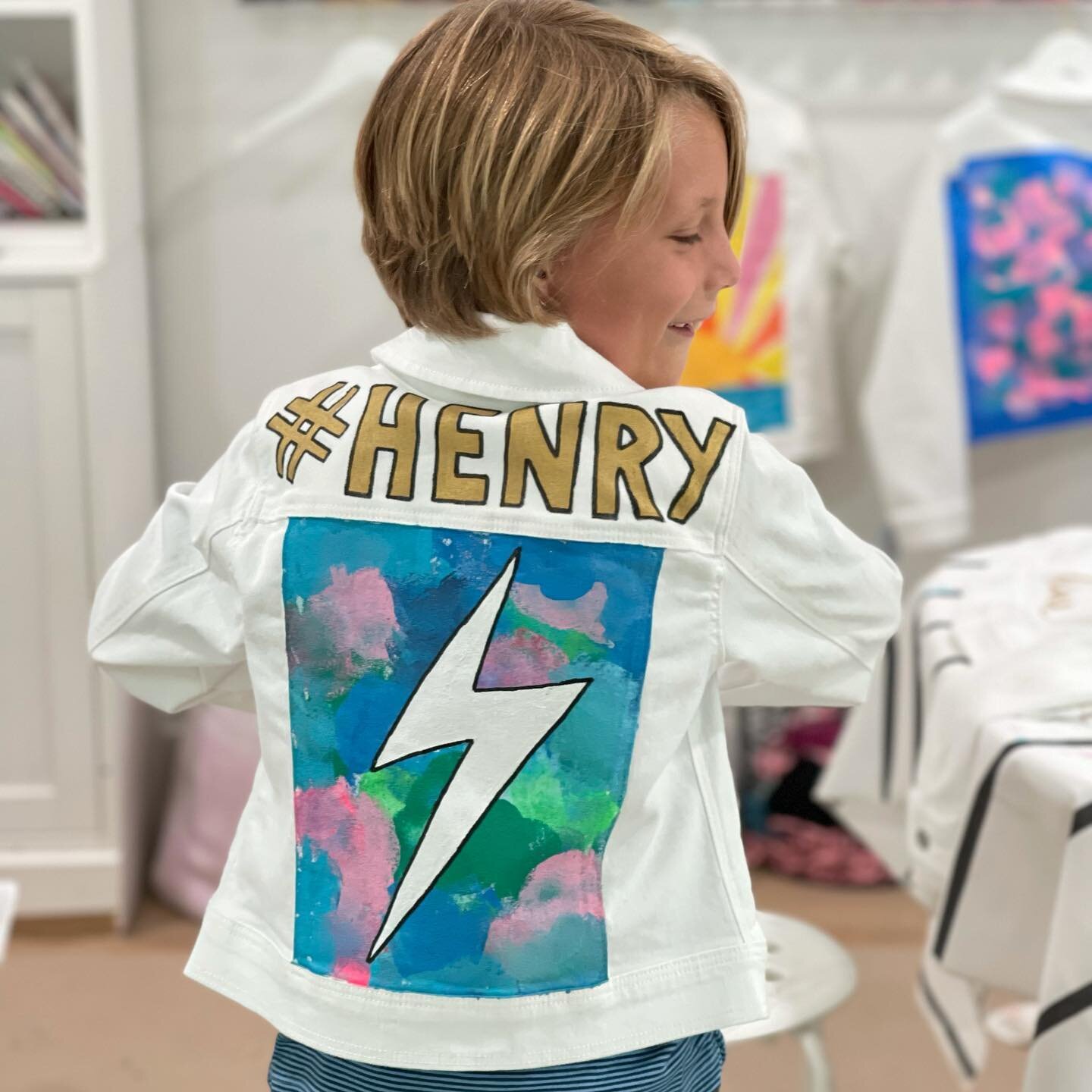 No words for these adorable jean jackets!! 
😍🎨
All day long I hear, &ldquo;Miss Mica! I have an idea!!&rdquo; and it&rsquo;s the absolute best. 
🙌
These kids have learned patience, resilience and how to fix little mishaps. Their imaginations have 