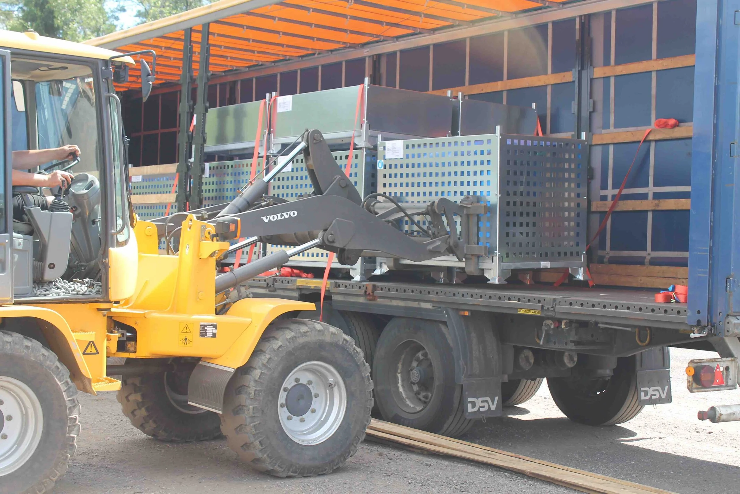 Smart logistic with stackable steel pallets