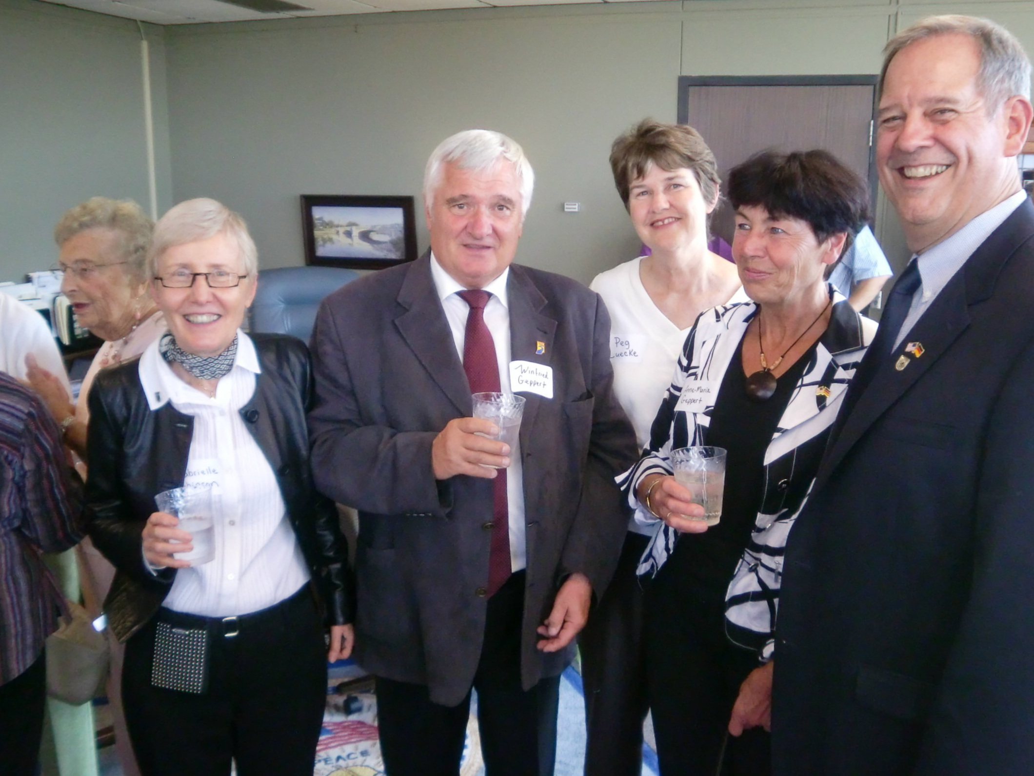 Arzberger in South Bend. Von limks: Gabrielle Robinson, Buergermeister Geppert, Peg Luecke, Anne Geppert, Buergermeister Luecke