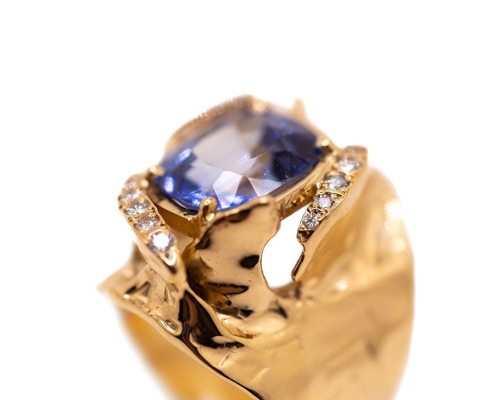 BentonsArtisanGoldJewelry2024HolidayShow034a.jpg