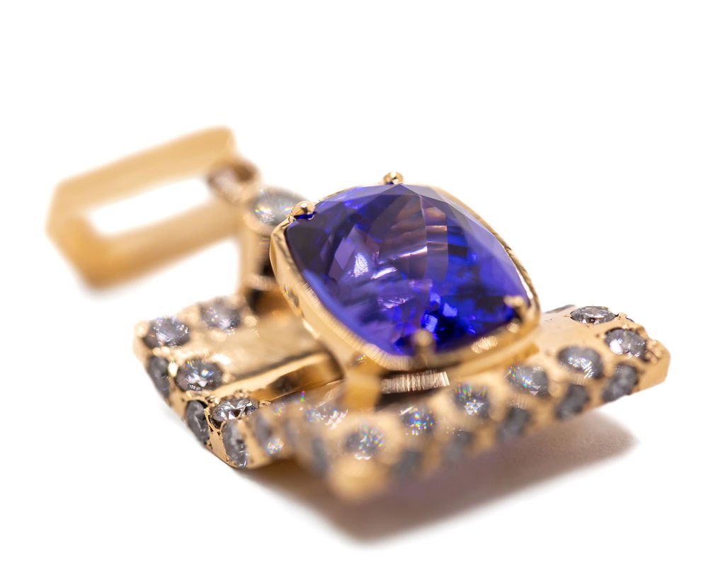 BentonsArtisanGoldJewelry2024HolidayShow075a.jpg