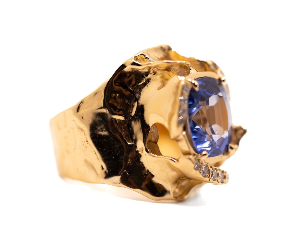 BentonsArtisanGoldJewelry2024HolidayShow037a.jpg