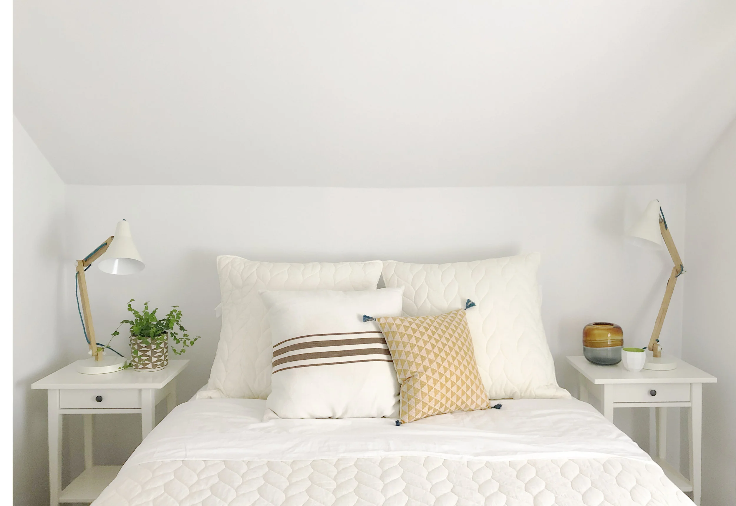 Pelletreau Bed Detail white.jpg