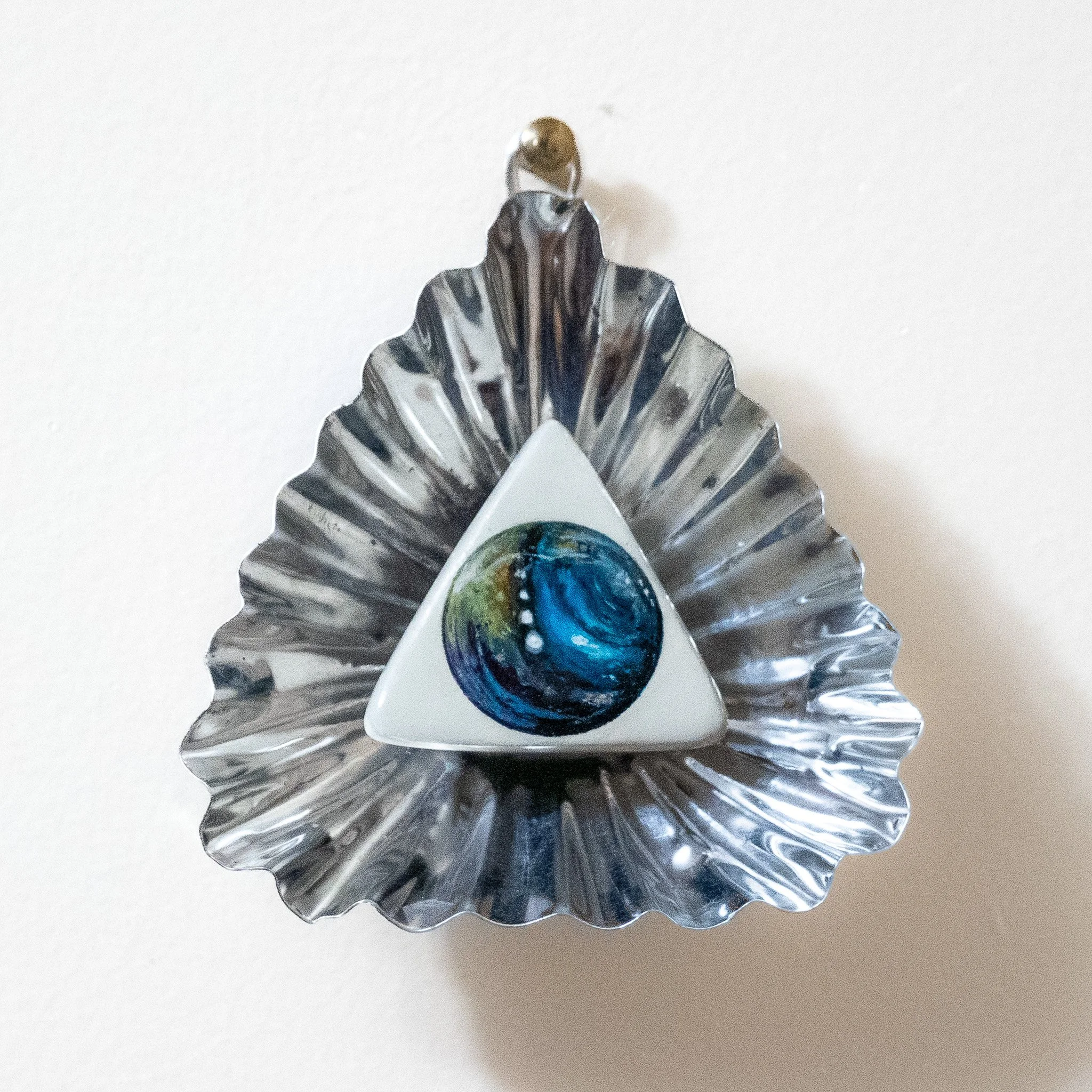 "Hidden Gem: Labradorite (Ca,Na)(AI,Si)₄O₈"