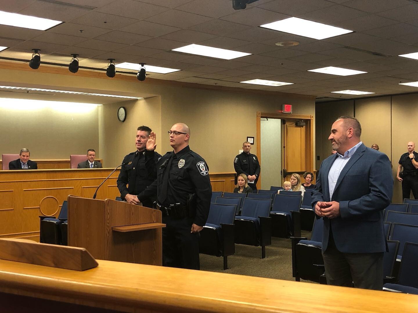 Tonight at the City Commission meeting we swore in two new officers to BPD. Please welcome Officer Derick Dragon and Officer Alvin Collins! We are so fortunate to have them in Brentwood!