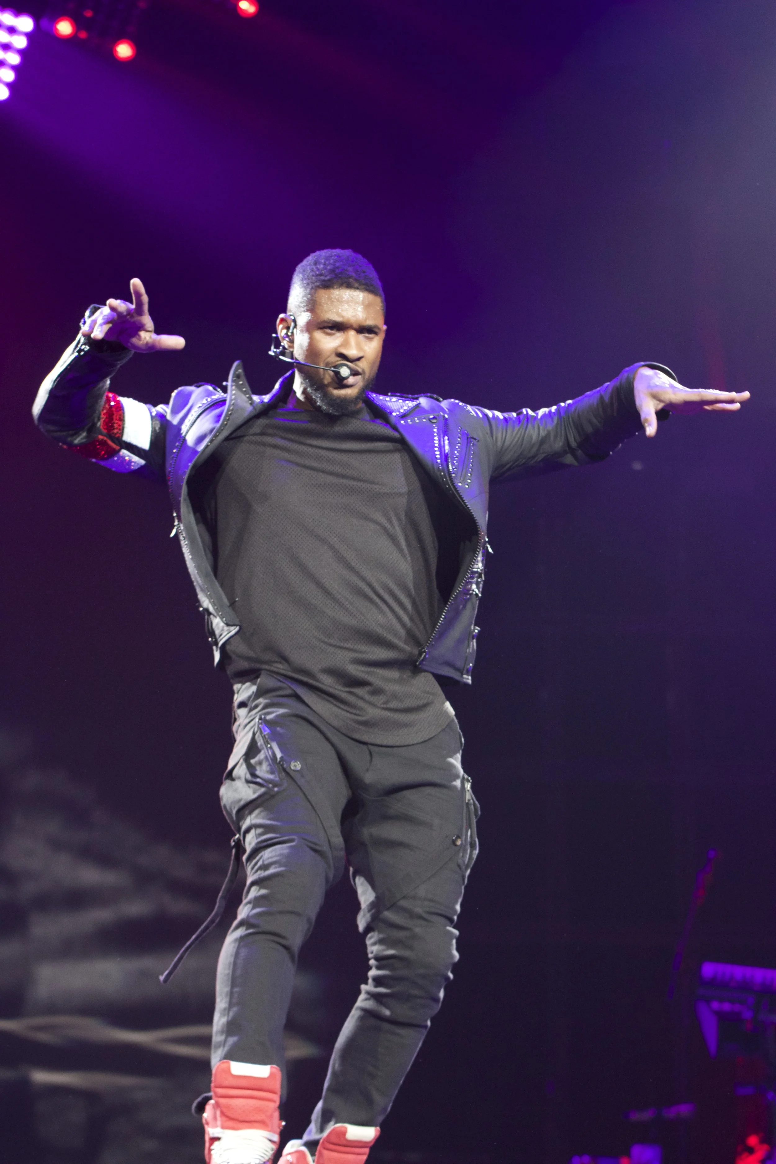 Usher at MSG 7.jpg