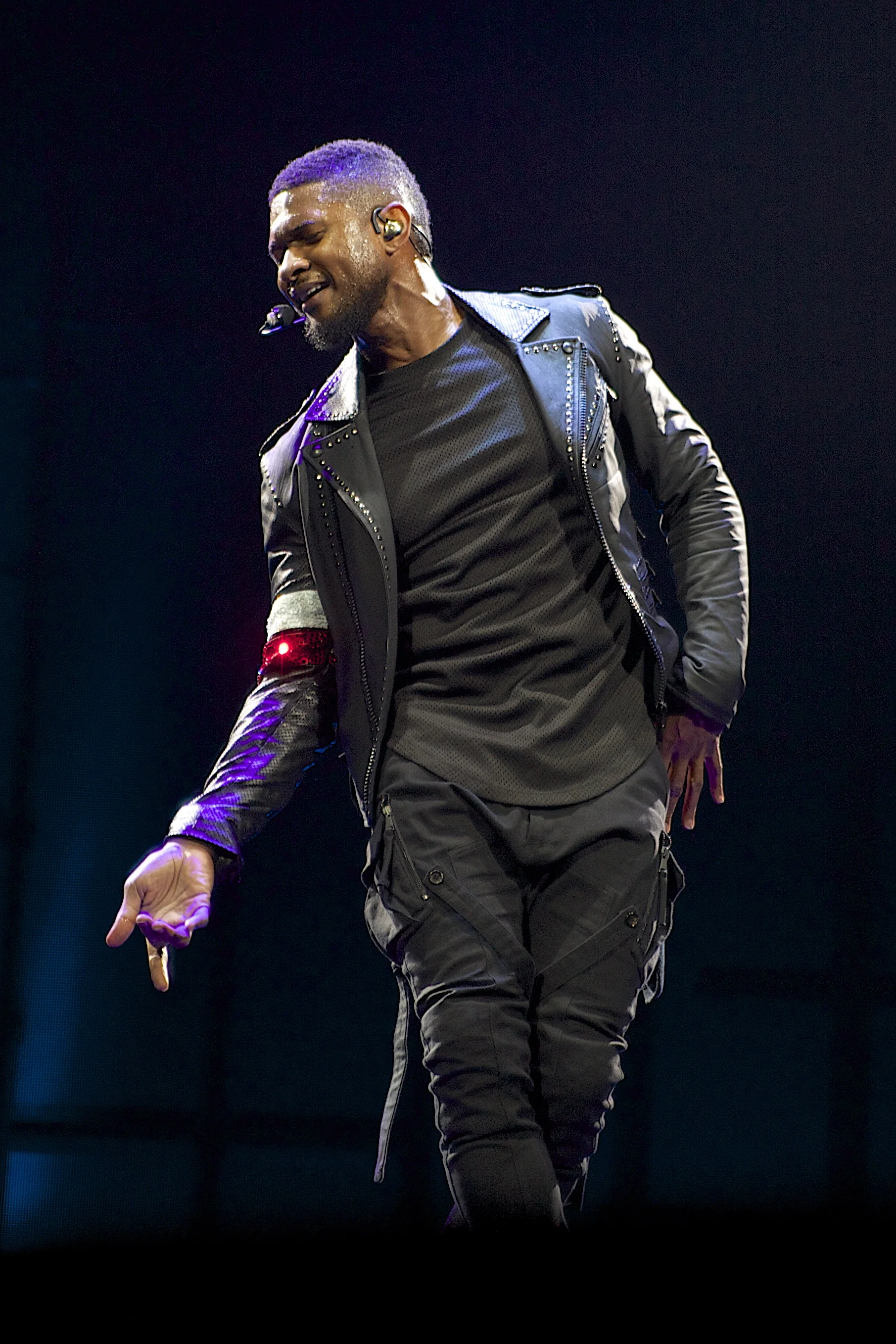 Usher at MSG 24.jpg
