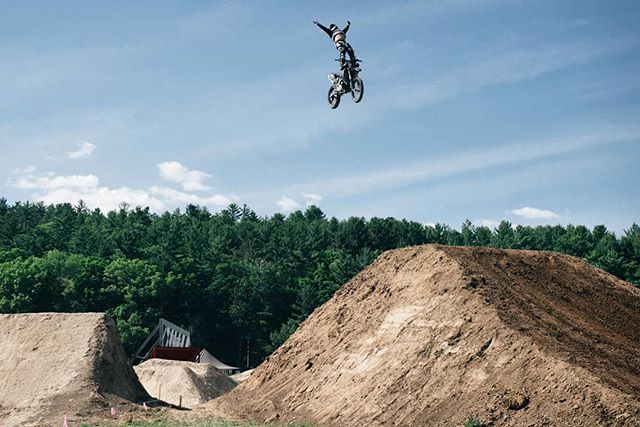 Morning stretches 🙌
#fmx
📸: @aljosaa