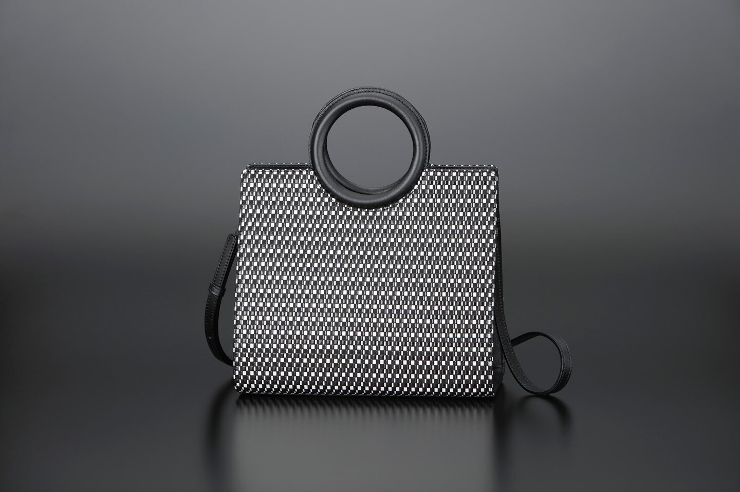 Coming Soon!⁠
Ring Handle Bag in Rippleal in Black and White.