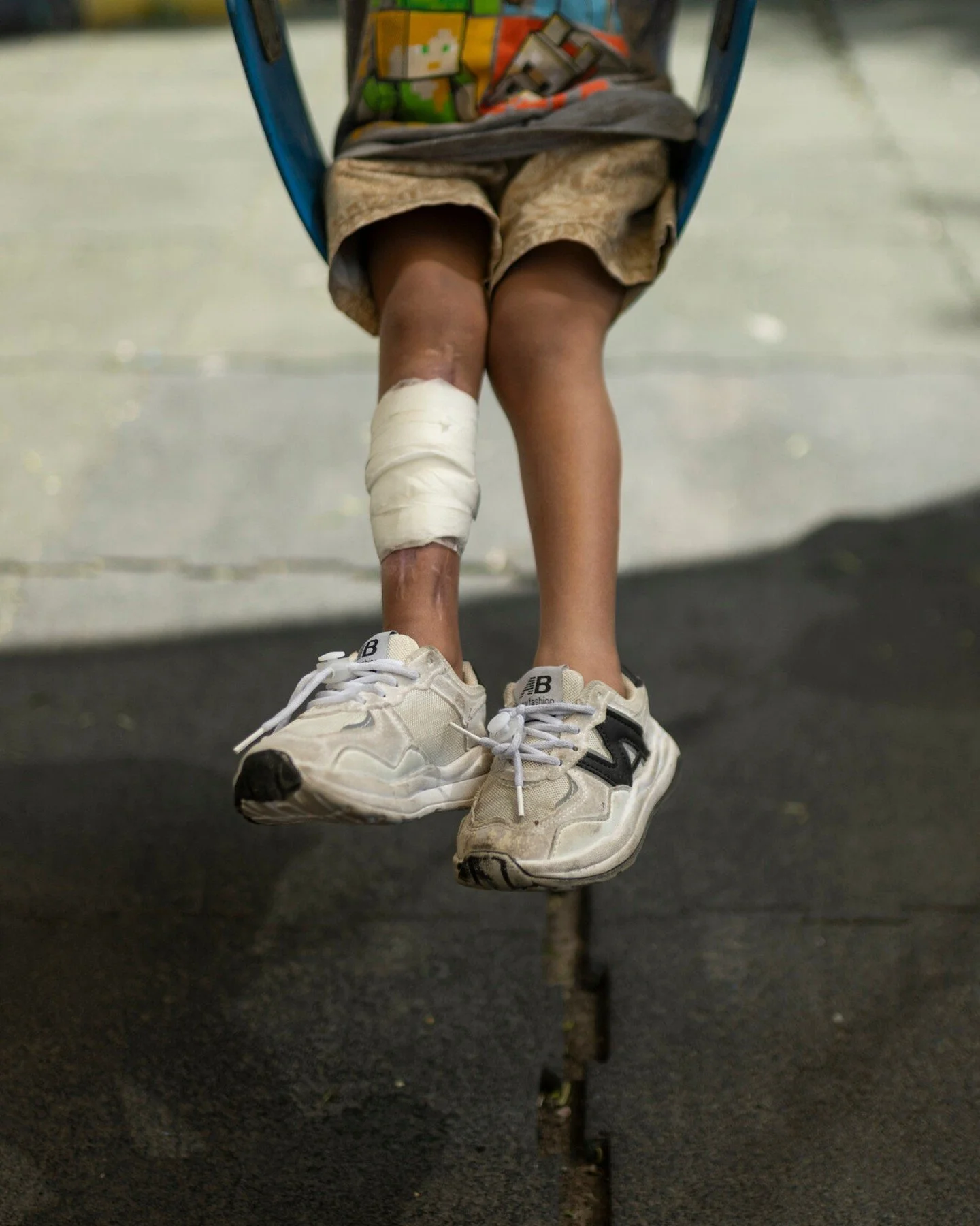 Over 1,500 visitors attended the opening of "From the Ashes, I Rose," an exhibition by 2025 CatchLight Global Fellow @rehabeldalil, created in partnership with Doctors Without Borders, at London&rsquo;s OXO Gallery (@oxotowerwharf).

"