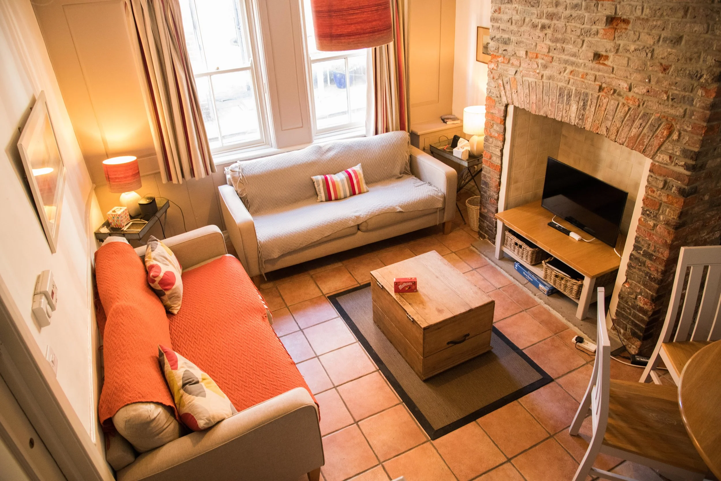 6 Living room.jpg
