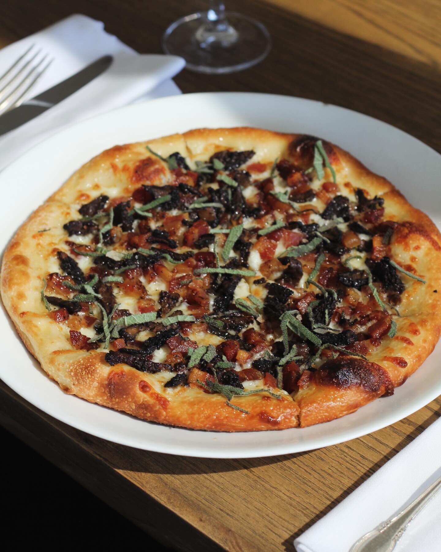 Rainy day mushroom pizza, at your service 🍄